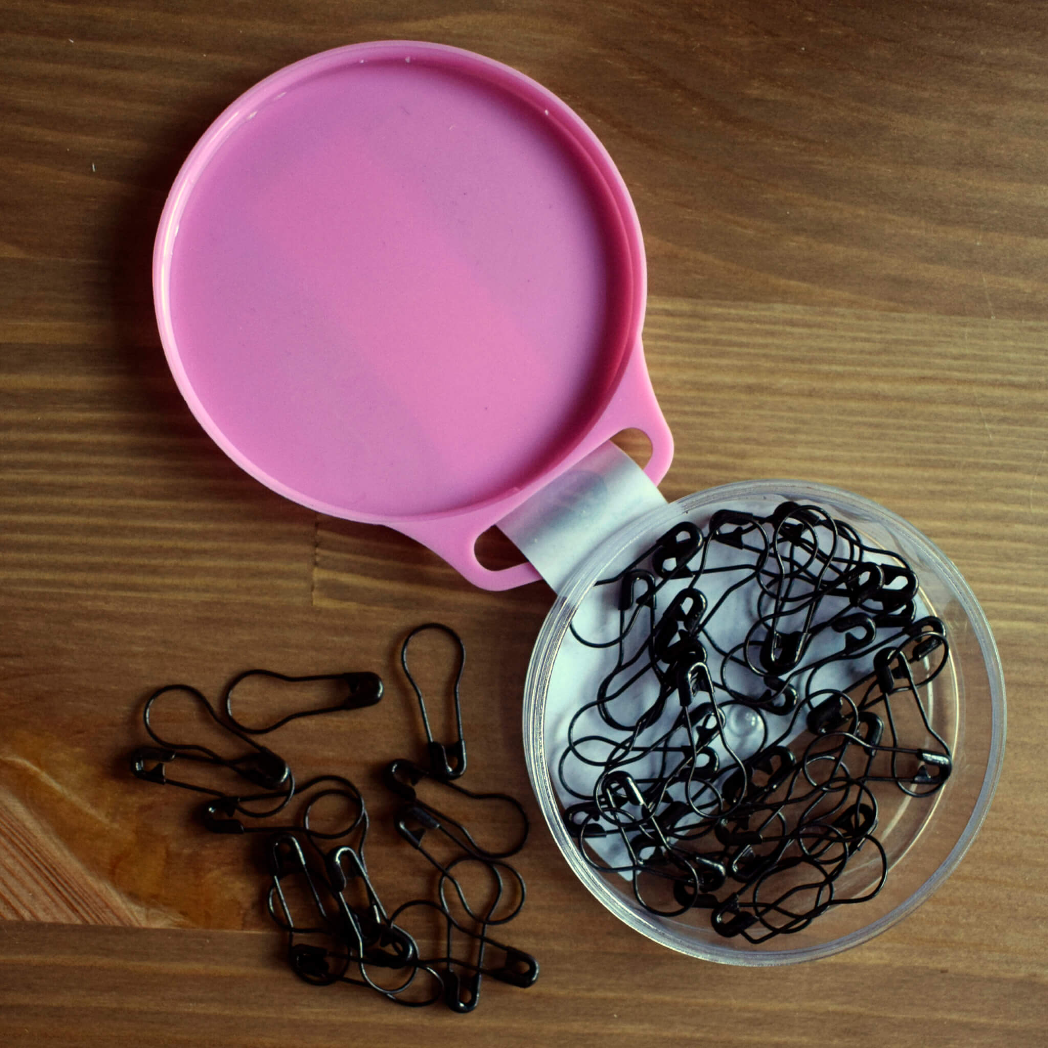 Bulb Safety Pins 23mm - 50 pcs in Storage Box - Black Plated Steel - Image 4