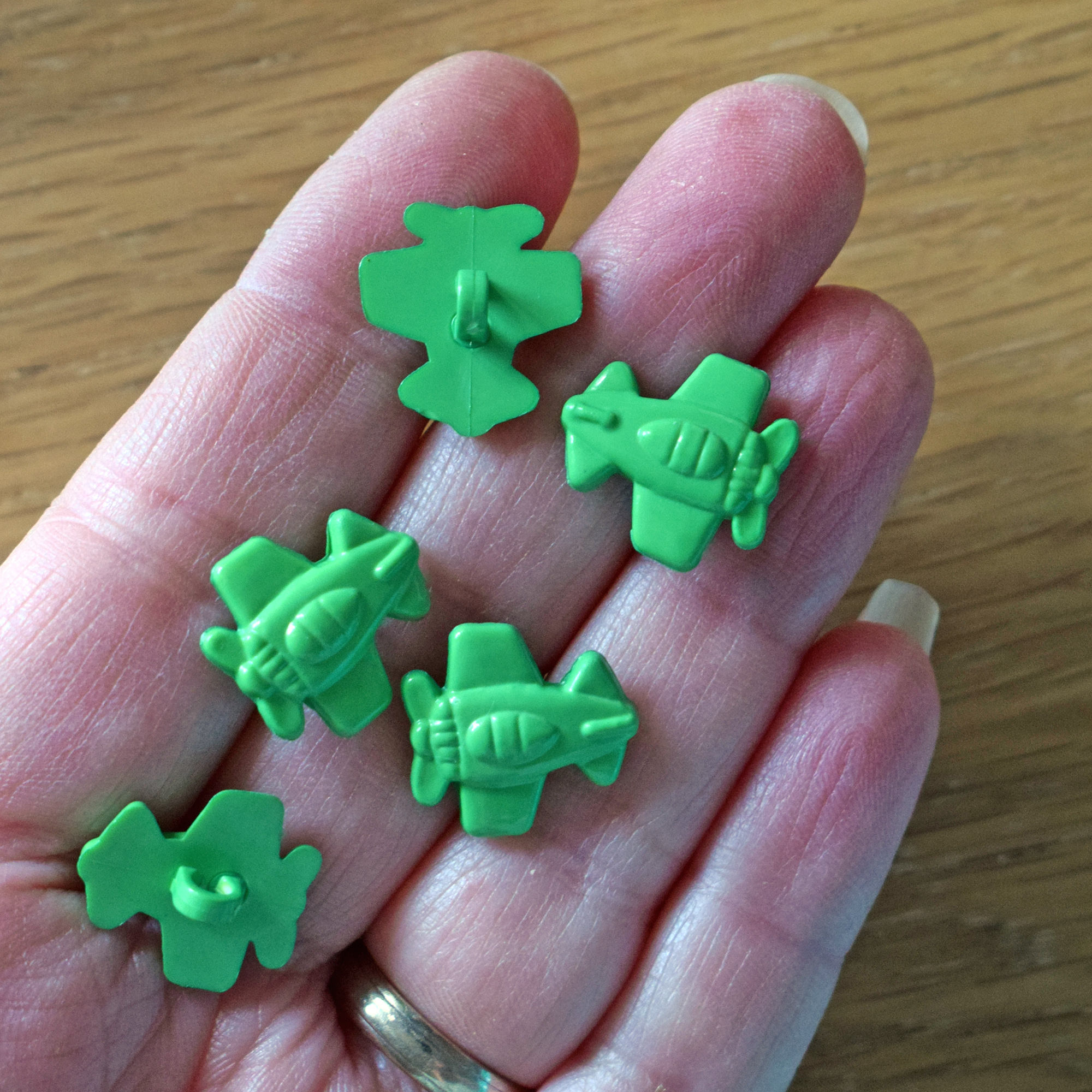 Airplane Buttons – Green – 18 mm Shank – Set of 5