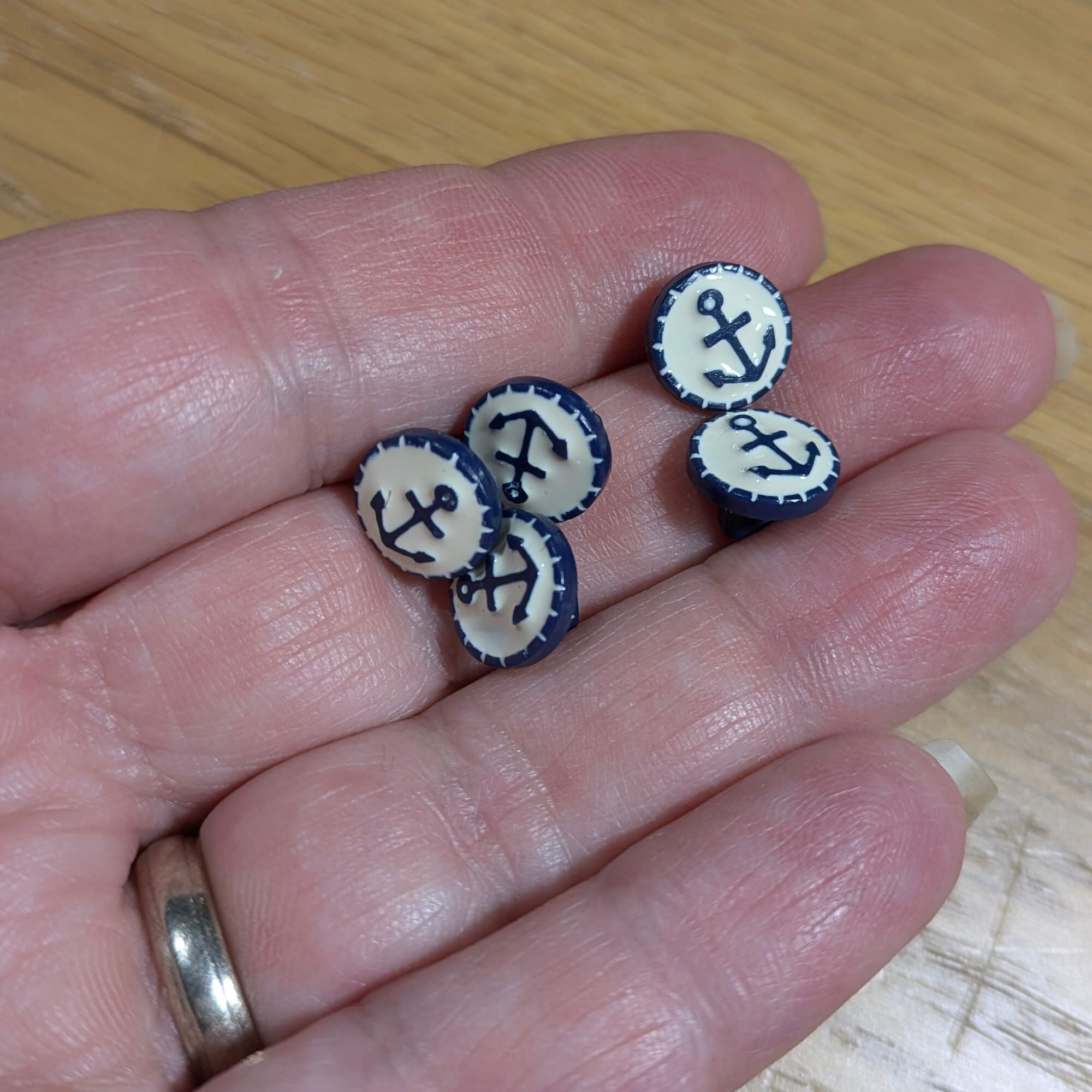 Buttons - Anchor Pattern Navy & Cream - Pack of 5 - 10mm Plastic Shank - Image 2