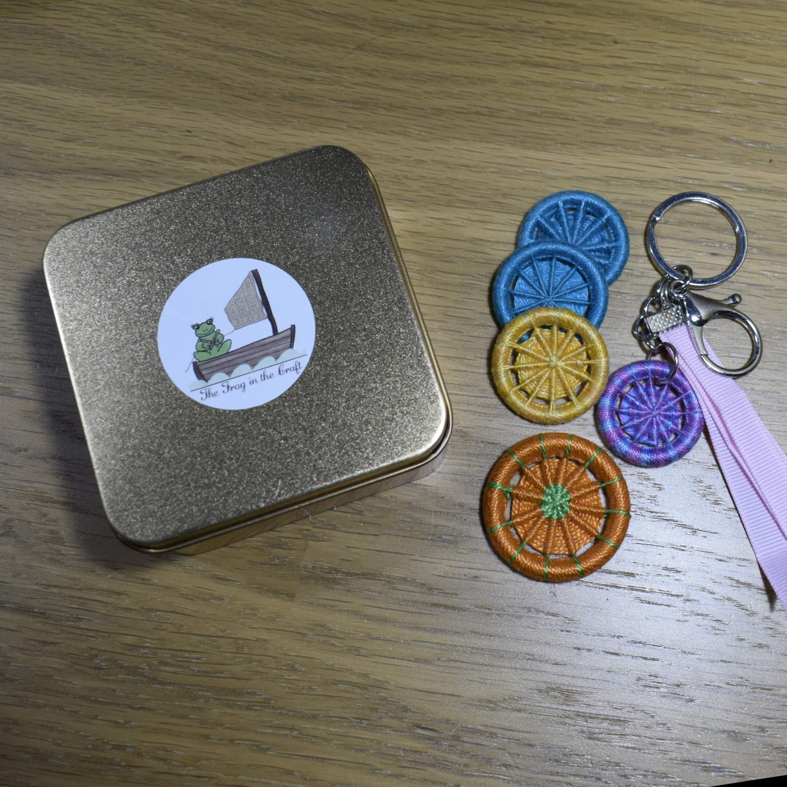 Cartwheel Dorset Button Crafting Kit in a Tin – 10 Colour Combos + Christmas Edition - Image 2