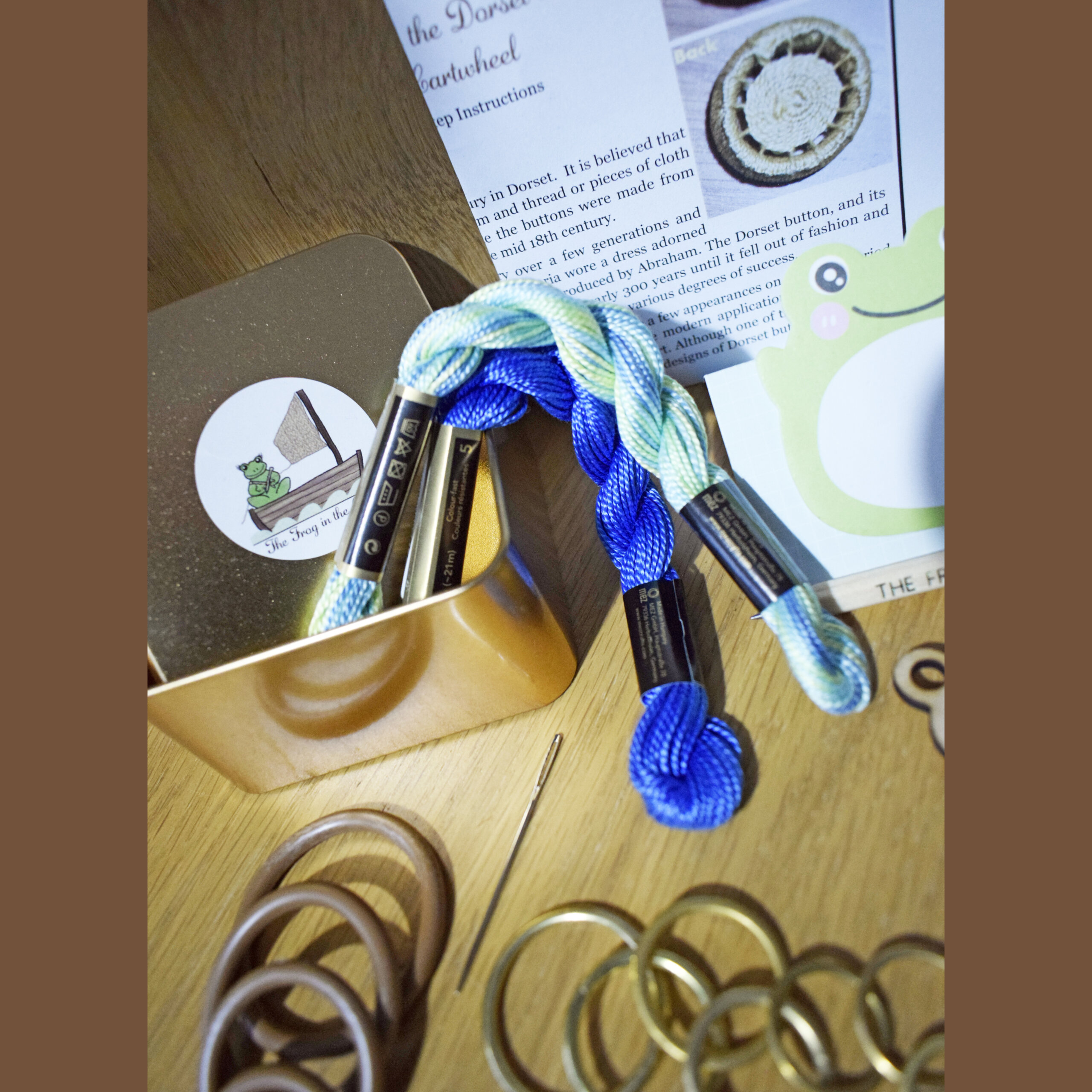 Cartwheel Dorset Button Crafting Kit in a Tin – 10 Colour Combos + Christmas Edition - Image 4