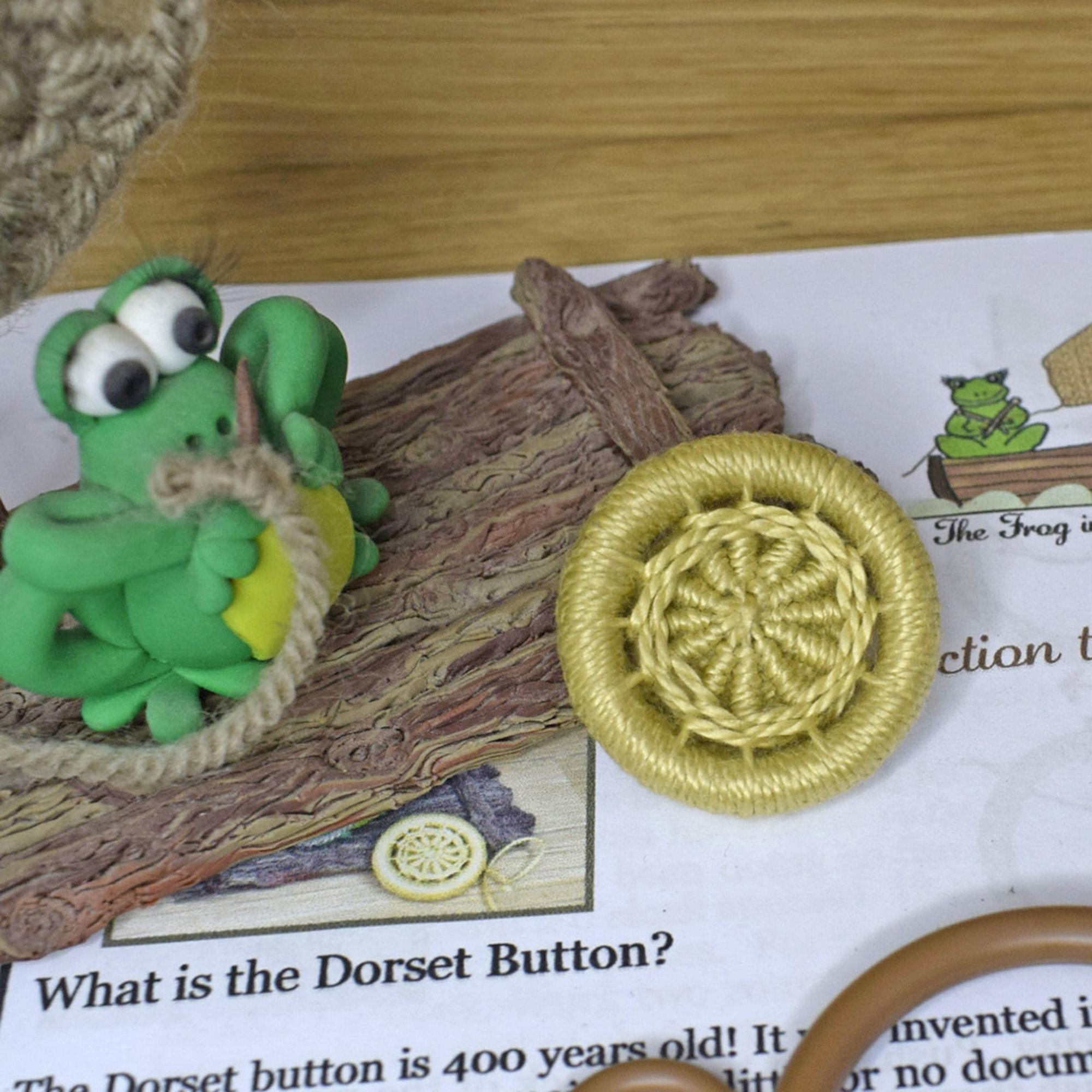 Yarrell Dorset Button Crafting Kit in a Tin – 10 Colour Combos + Christmas Edition