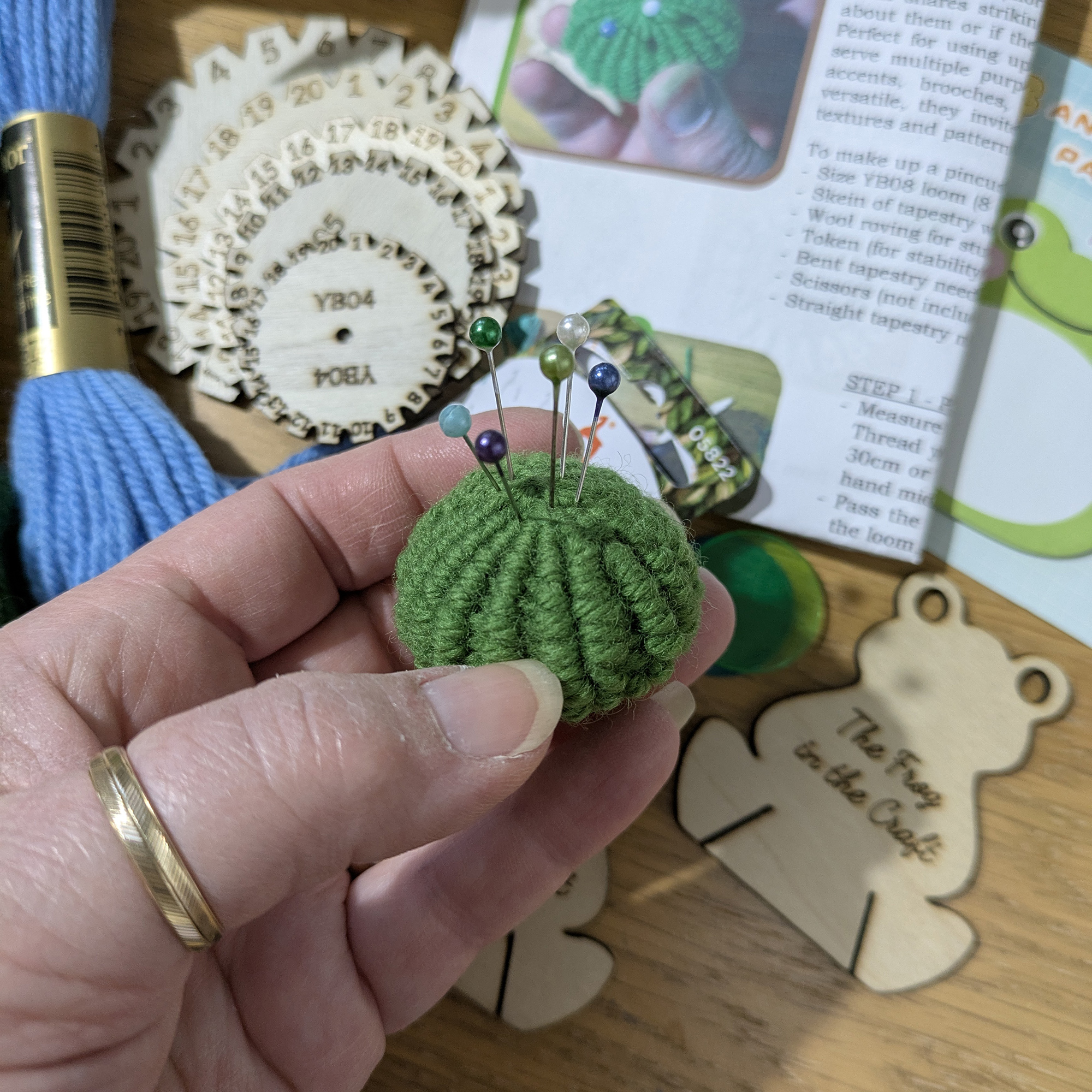 Yorkshire Button Crafting Kit in a Tin – Make a Mini Pincushion – Choice of 10 Colour Combinations in Tapestry Wool