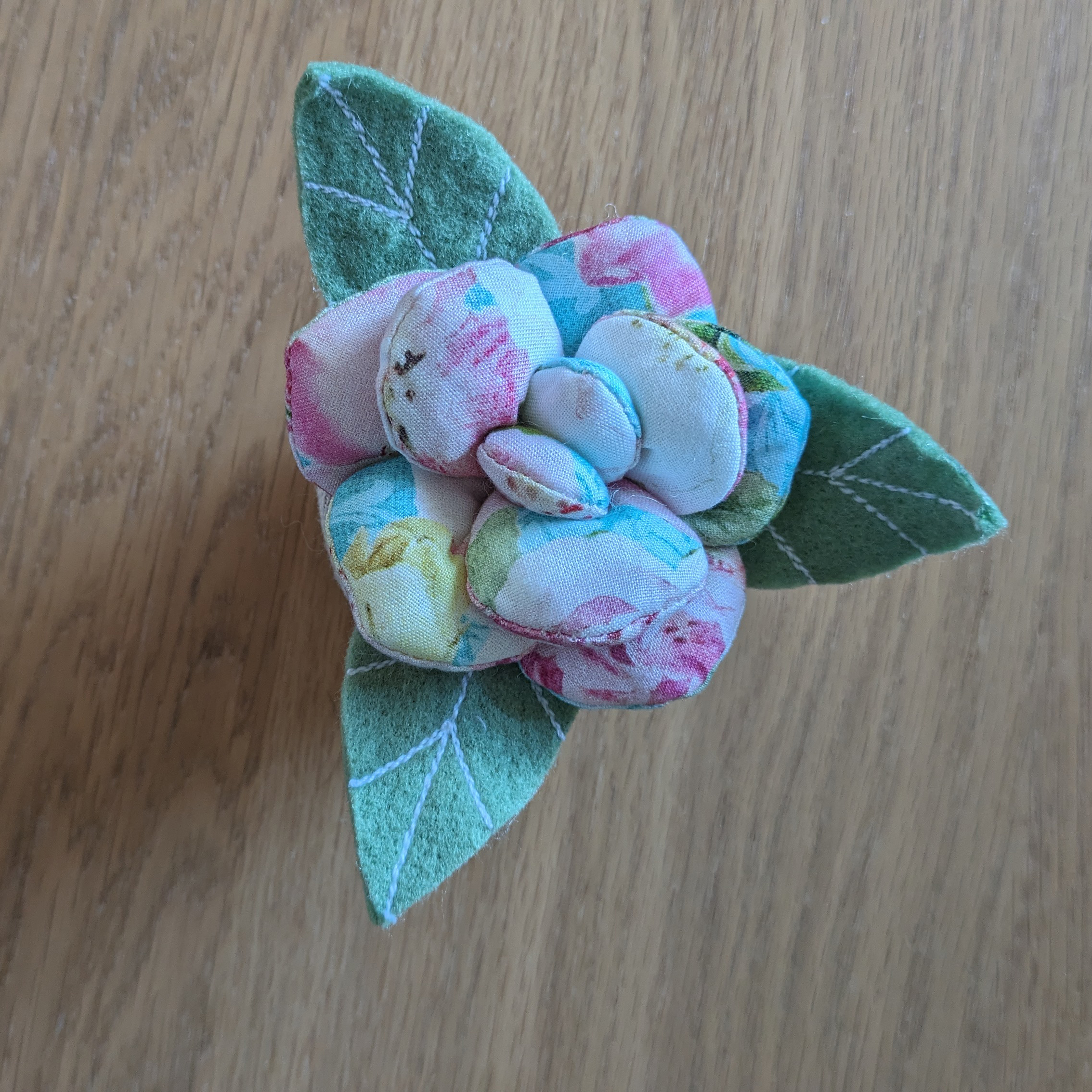 Flower Pot Pincushion – Floral Print Cotton Fabric – 9.5 × 9.5 × 8.5 cm - Image 2