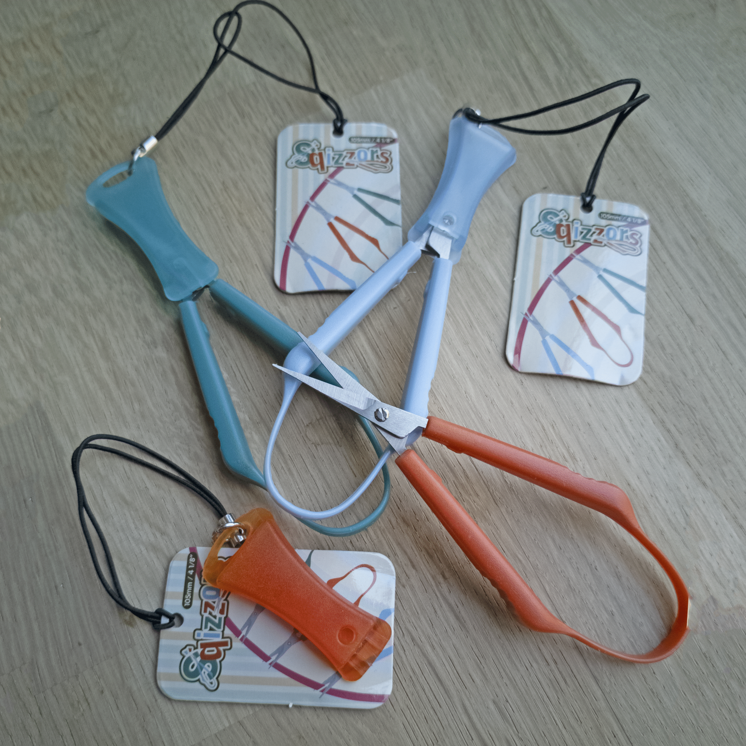 Thread Squizzors with Cap & Elastic Lanyard – Straight Fine Tip Blade – 10 cm Ergonomic Handle