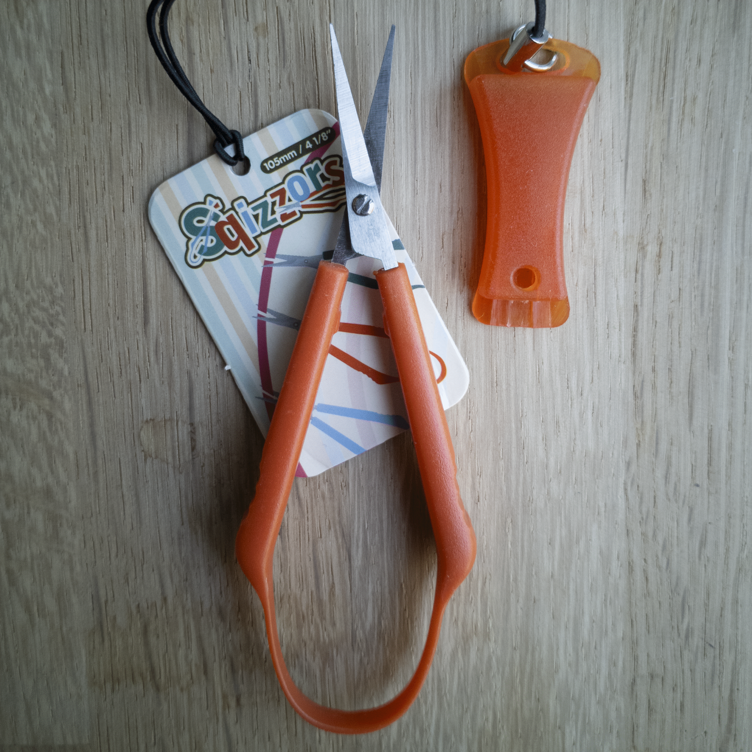 Thread Squizzors with Cap & Elastic Lanyard – Straight Fine Tip Blade – 10 cm Ergonomic Handle - Image 2