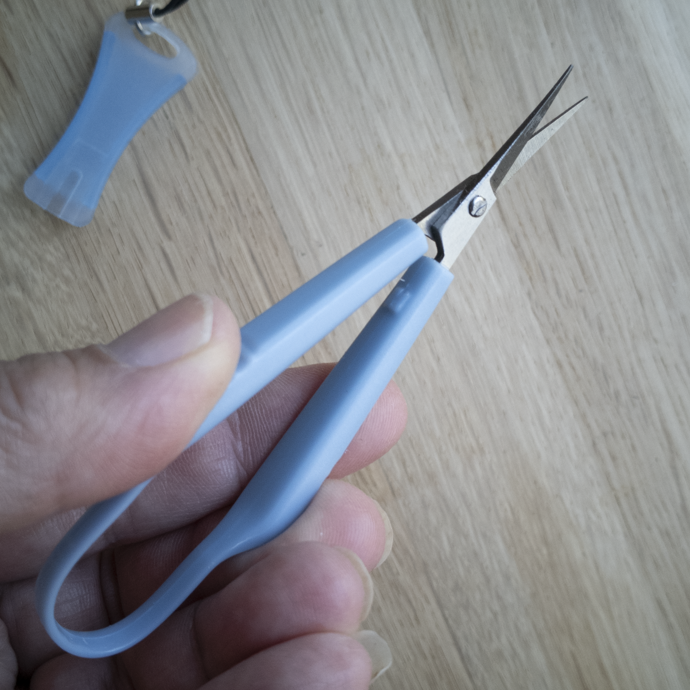 Thread Squizzors with Cap & Elastic Lanyard – Straight Fine Tip Blade – 10 cm Ergonomic Handle - Image 3