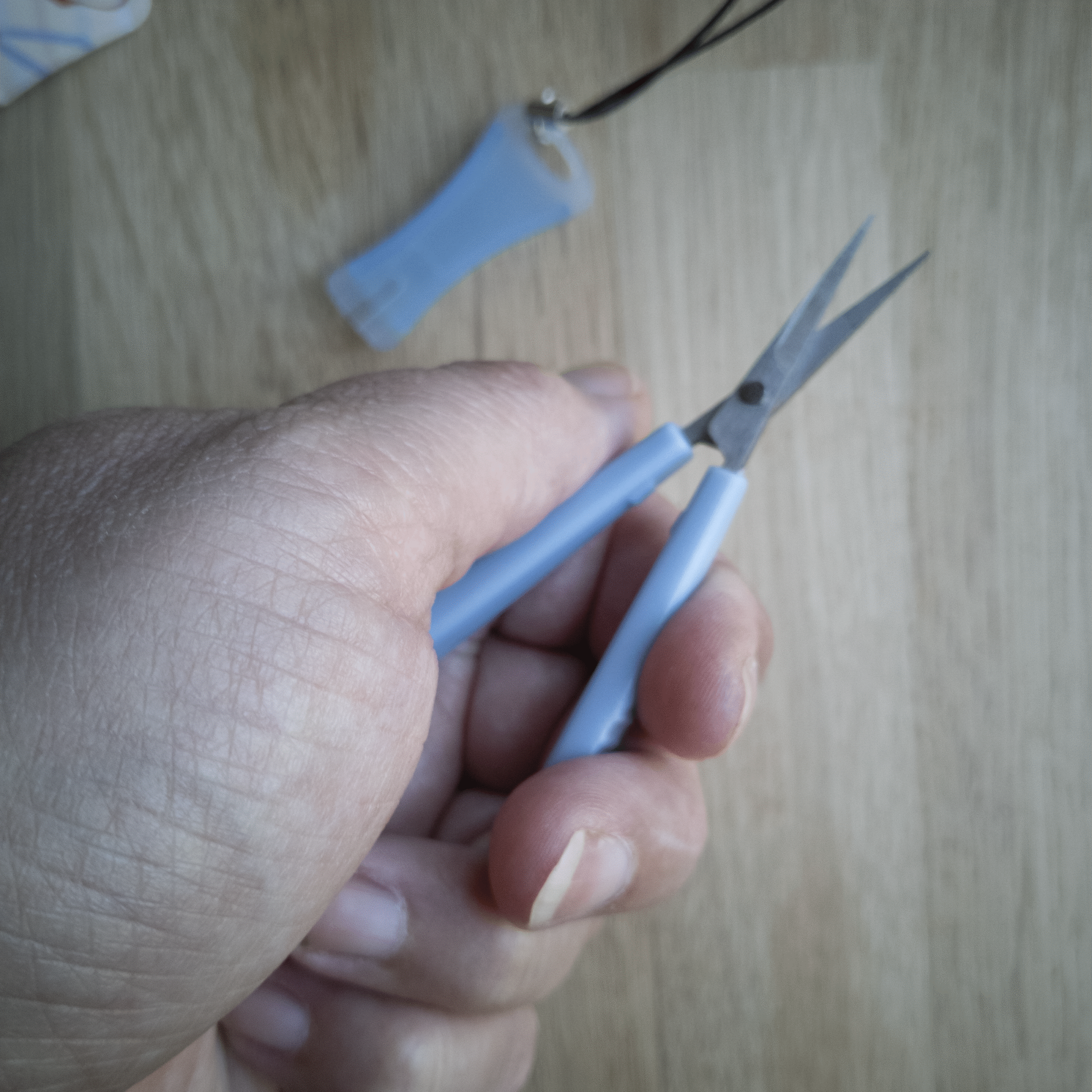 Thread Squizzors with Cap & Elastic Lanyard – Straight Fine Tip Blade – 10 cm Ergonomic Handle - Image 4