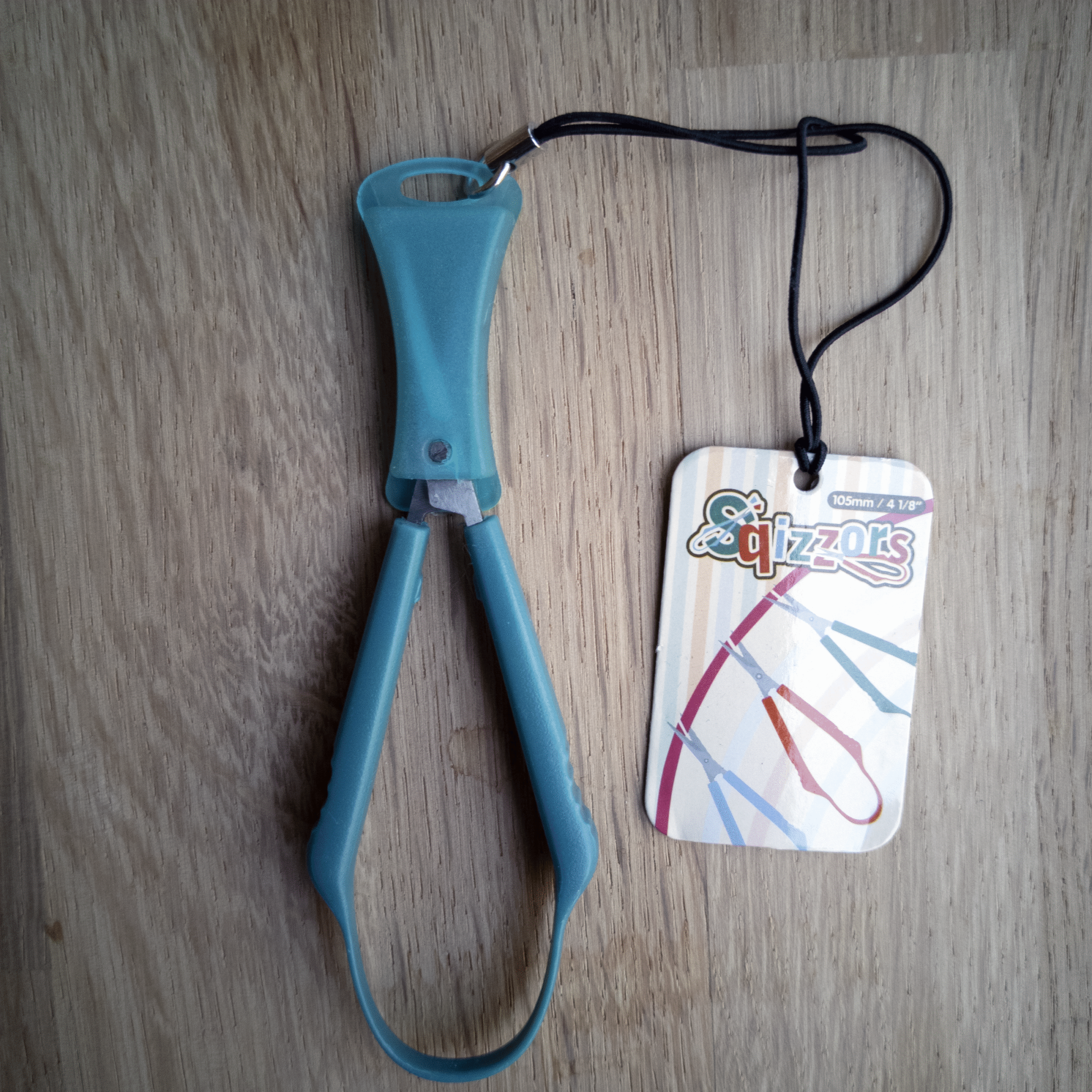 Thread Squizzors with Cap & Elastic Lanyard – Straight Fine Tip Blade – 10 cm Ergonomic Handle - Image 6