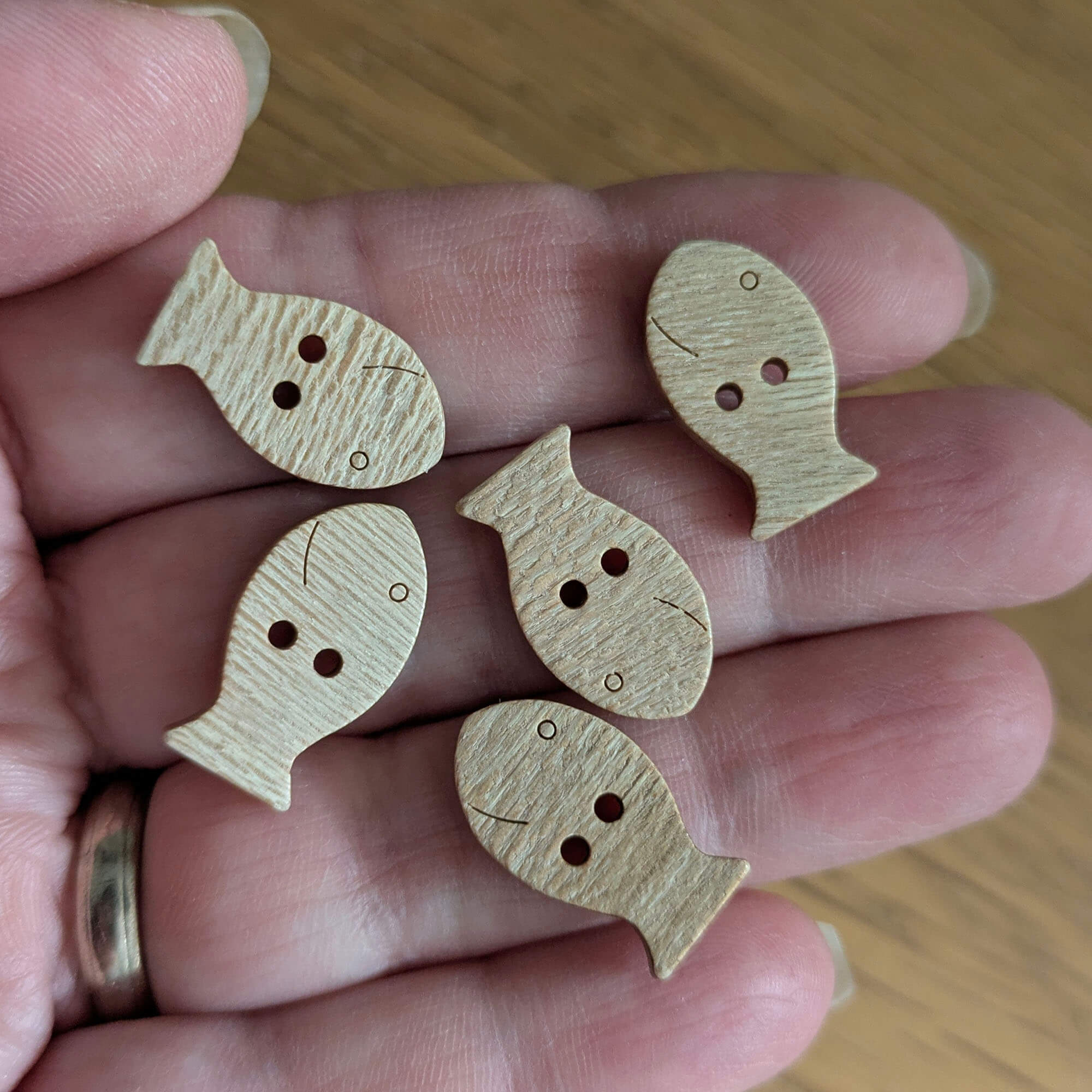 Wooden Fish Buttons – Set of 5 – 20×12mm Natural 2-Hole Buttons