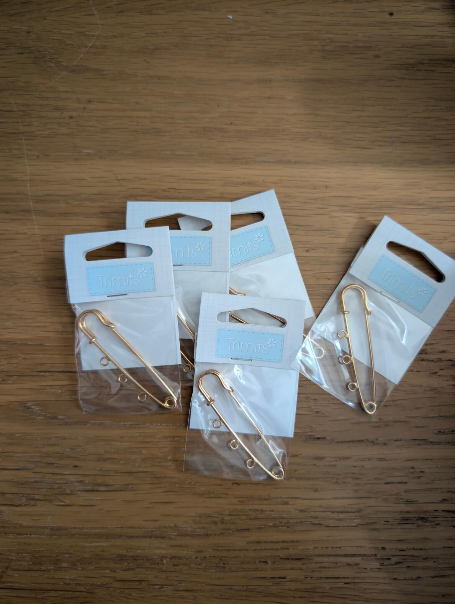Kilt Pin with 3 Loops - Gilt - Pack of 5 by Trimits - Image 2
