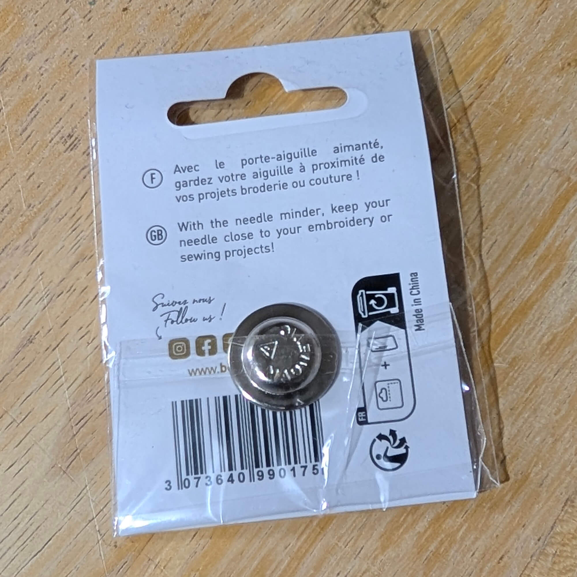 Bohin Magnetic Needle Minder - Vintage Bobbin - Image 3
